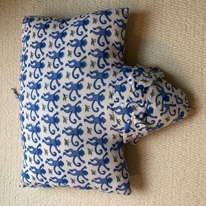 Roberta RR pillow